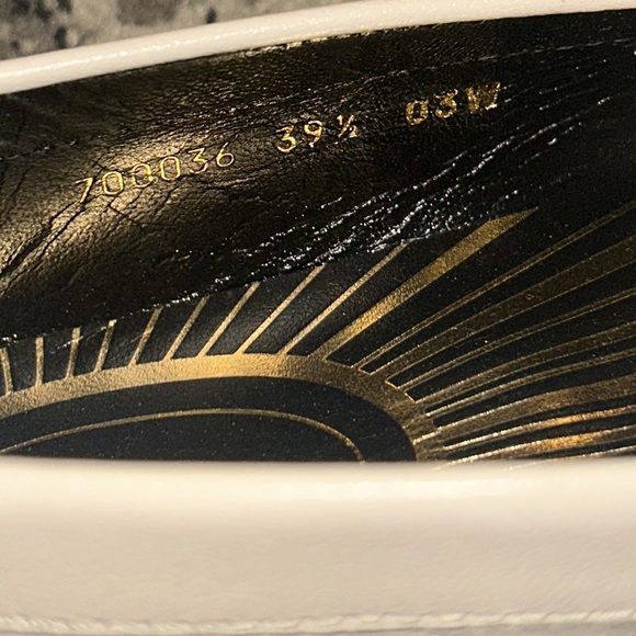 Gucci Logo Plaque Moccasin Leather Loafers - Picture 16 of 16